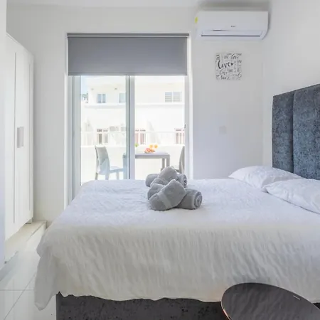 Bnbnova - Lovely Saint Julian With Terrace Appartement *