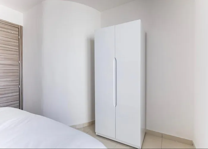 Bnbnova - Lovely Saint Julian With Terrace Appartement *