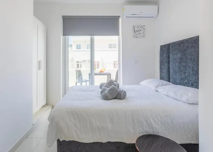 Bnbnova - Lovely Saint Julian With Terrace Appartement *