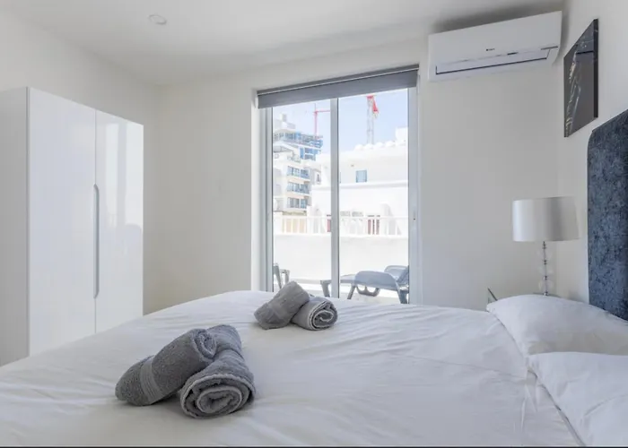 Bnbnova - Lovely Saint Julian With Terrace شقة